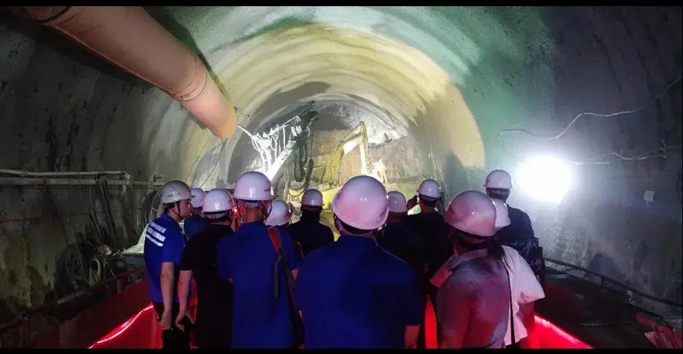 蘭州交通大學(xué)土木工程學(xué)院 前往現(xiàn)場(chǎng)實(shí)踐，感受計(jì)算機(jī)網(wǎng)絡(luò)工程施工精湛技術(shù)